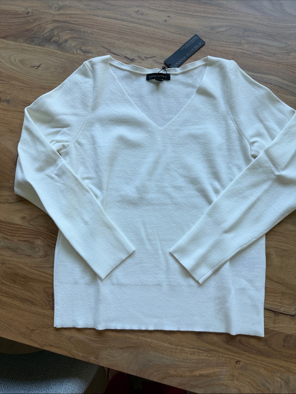 Banana Republic white V-Neck Lightweight Sweater - NWT